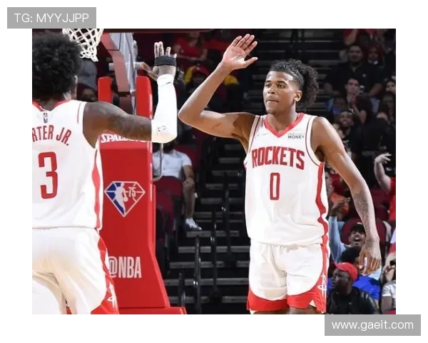 没进全明星只能改度假！小波特海边度假赤膊出镜好身材肉眼可见