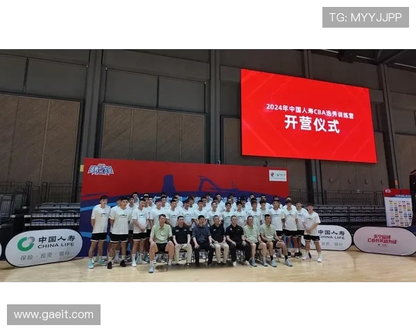 2018年CBA选秀大会举行新秀集中亮相选秀现场